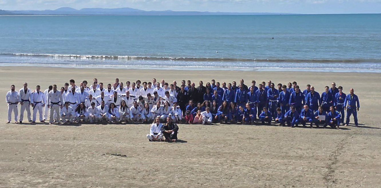 Equipe completa reunida na praia de Ilhéus