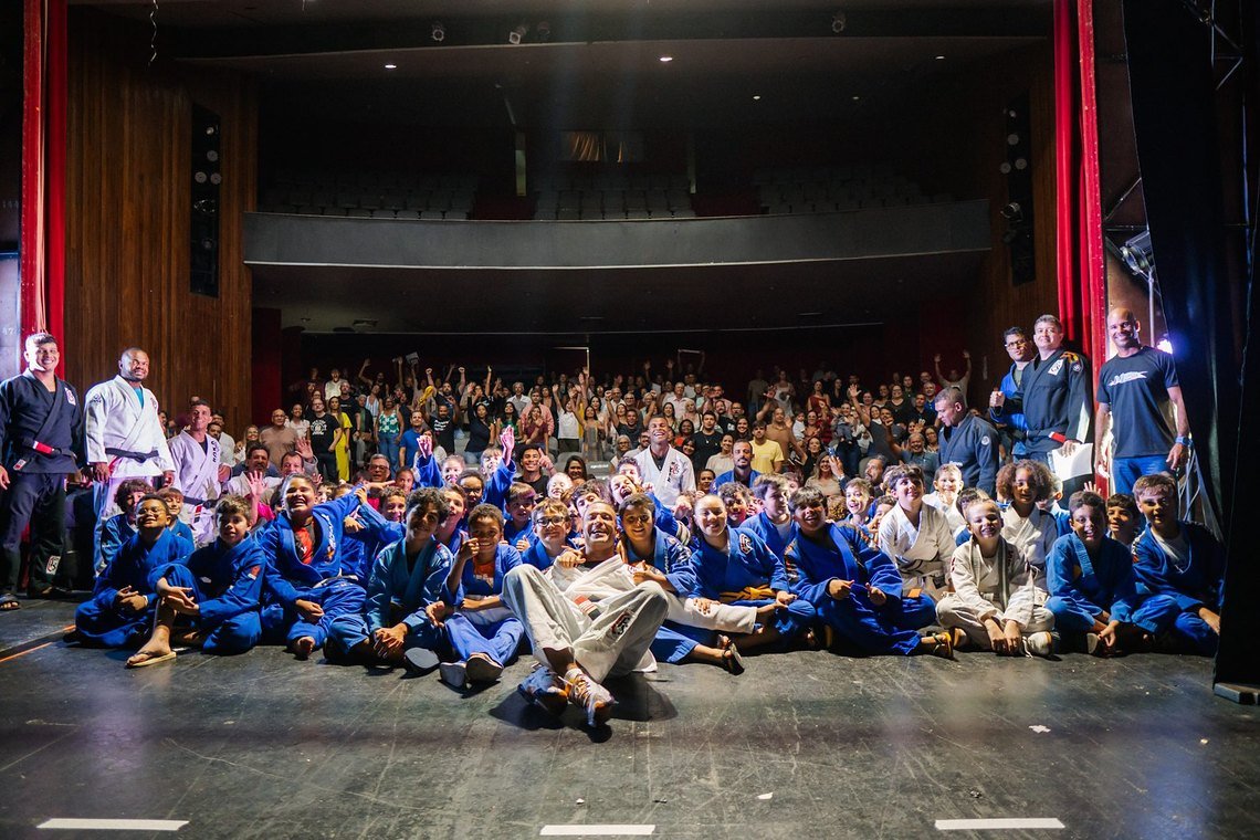 Evento da escola com alunos e famílias no teatro