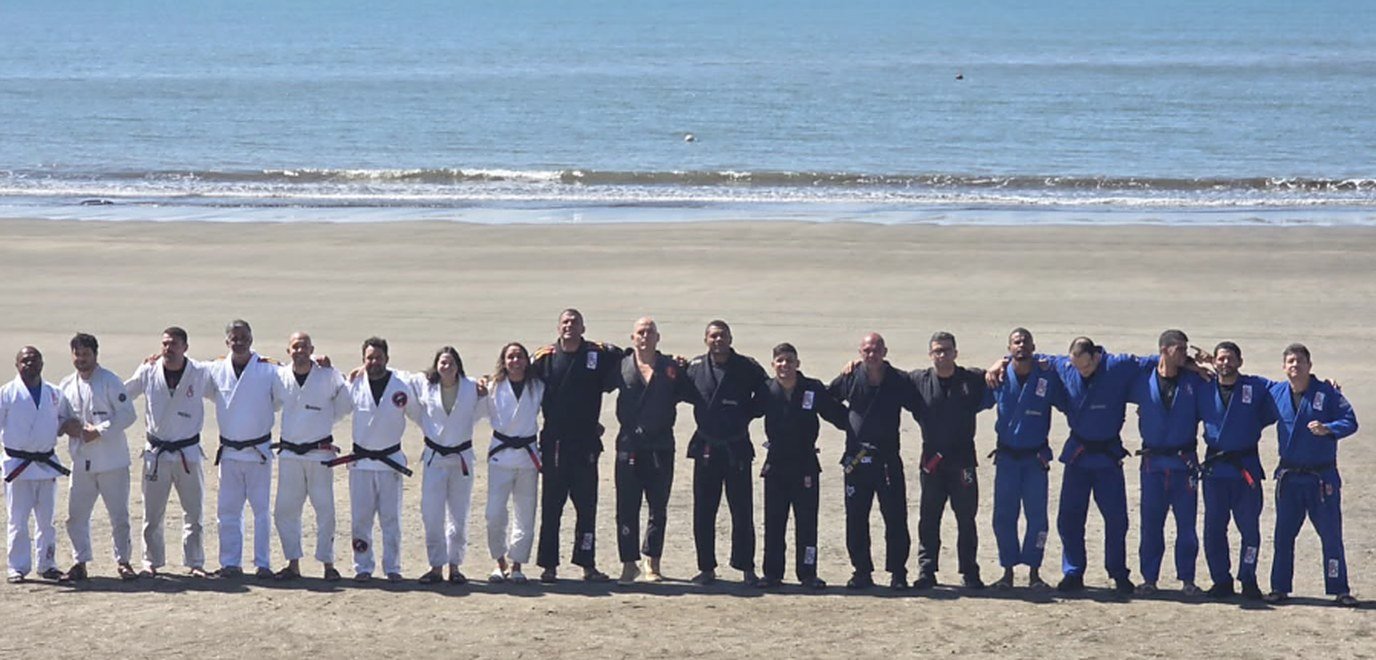 Faixas pretas da Fight Sports Ilhéus na praia