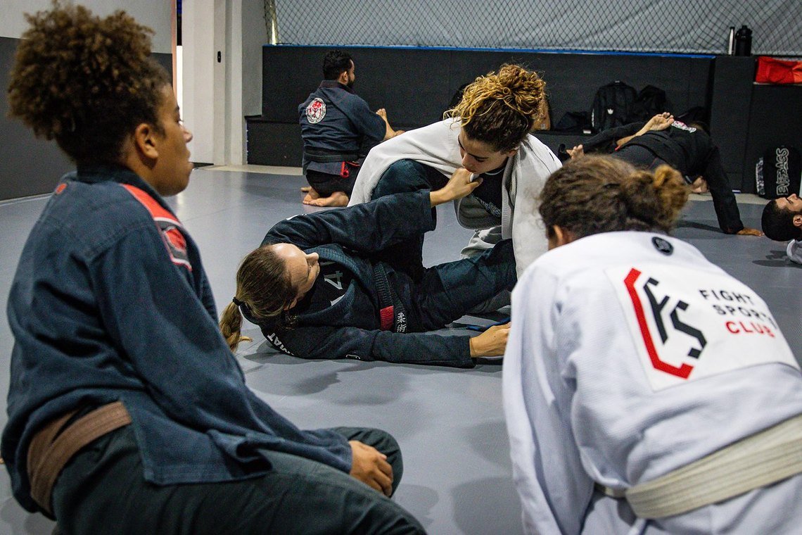 Treino feminino no tatame