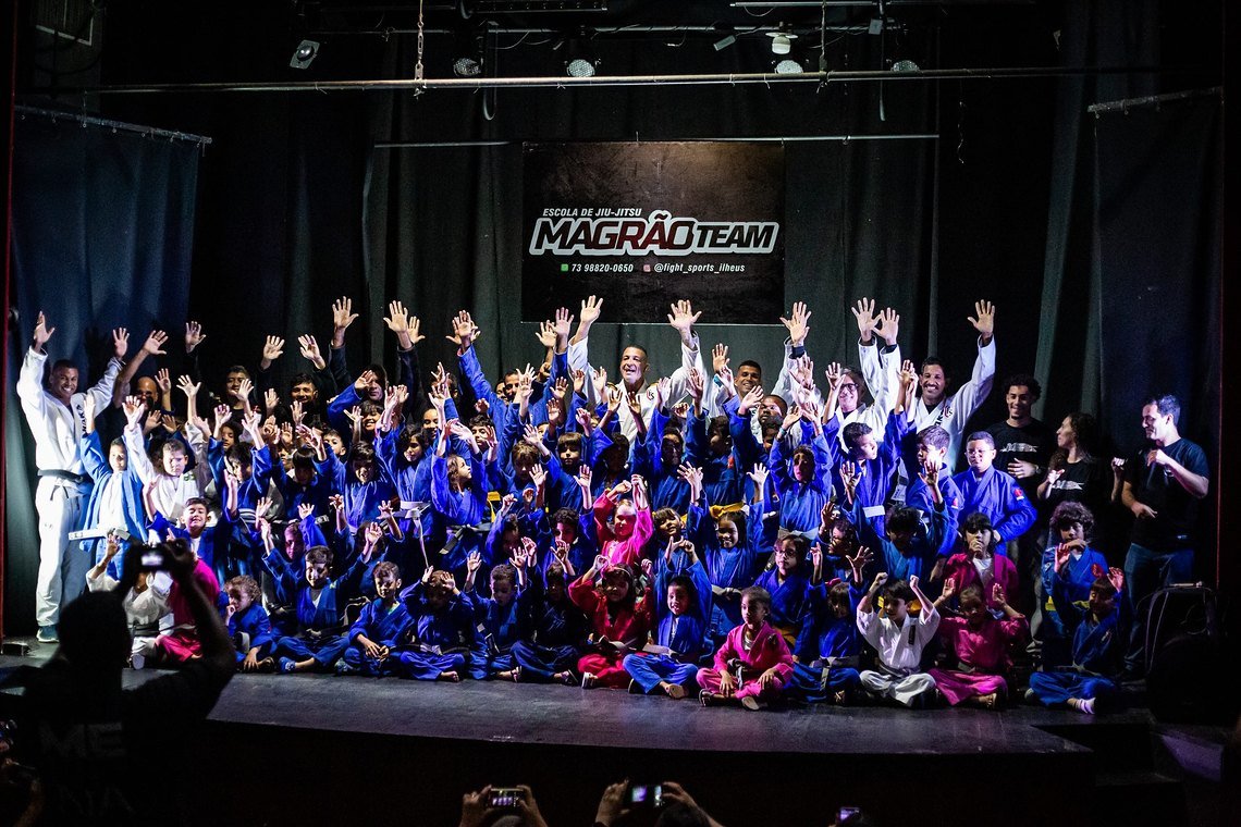 Graduação da escola Magrão Team no teatro