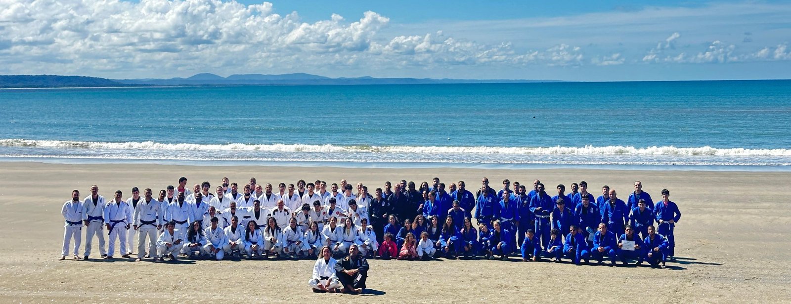 Equipe completa da Fight Sports Ilhéus reunida na praia de Ilhéus